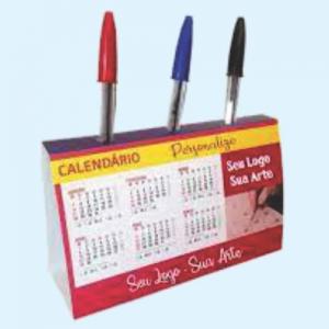 Calendário de Mesa com Porta Caneta Papel Couche 300g 32x19,5 cm- 4x0- Colorido Verniz UV Corte Reto- 