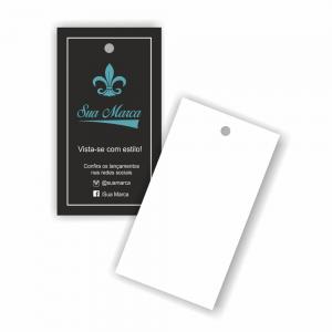 Tag Roupa 9x5cm- 4x0 Couchê 300gr 9x5cm 4x0 Verniz na frente Corte reto- Com furo 